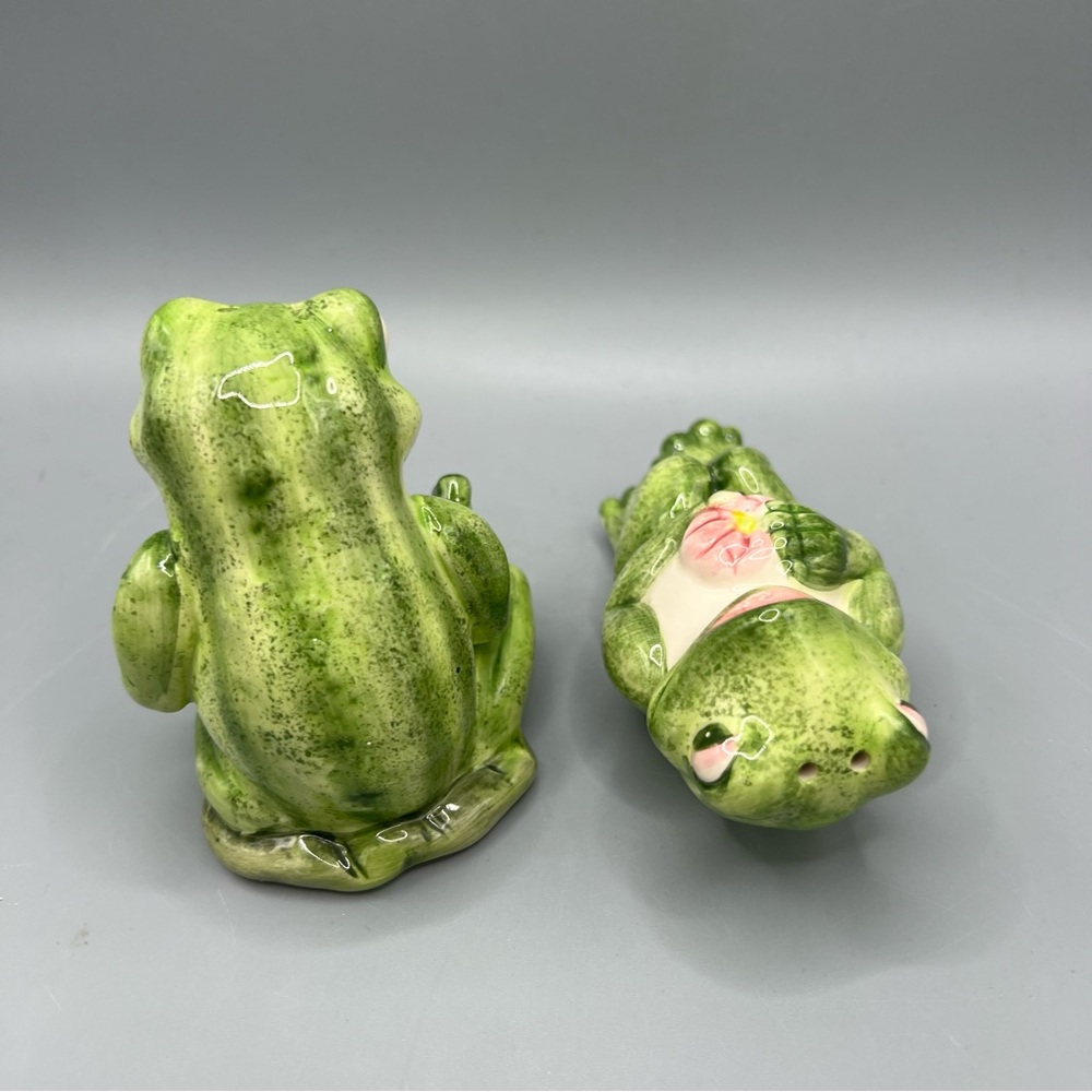 Go Together Ceramic Lounging In Love Frogs Salt And Pepper Shakers China - Picture 6 of 7